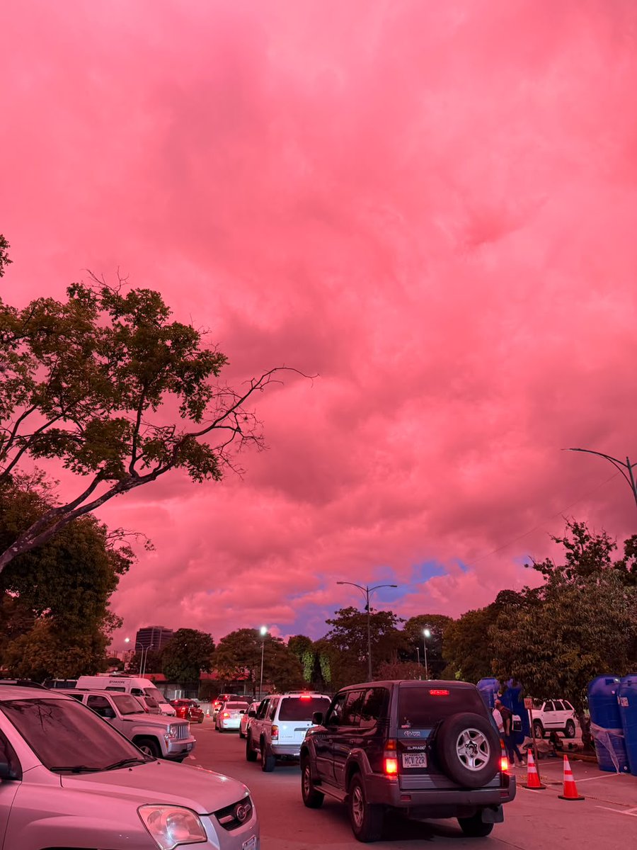 eldiario's tweet photo. #30Jun | Usuarios de las redes sociales compartieron imágenes de un atardecer rojizo en Caracas. En otras fotografías también se observan tonos morados. https://t.co/9aWrfMeuQm