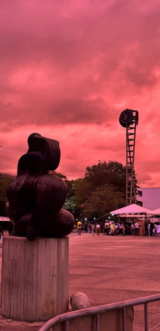 eldiario's tweet photo. #30Jun | Usuarios de las redes sociales compartieron imágenes de un atardecer rojizo en Caracas. En otras fotografías también se observan tonos morados. https://t.co/9aWrfMeuQm