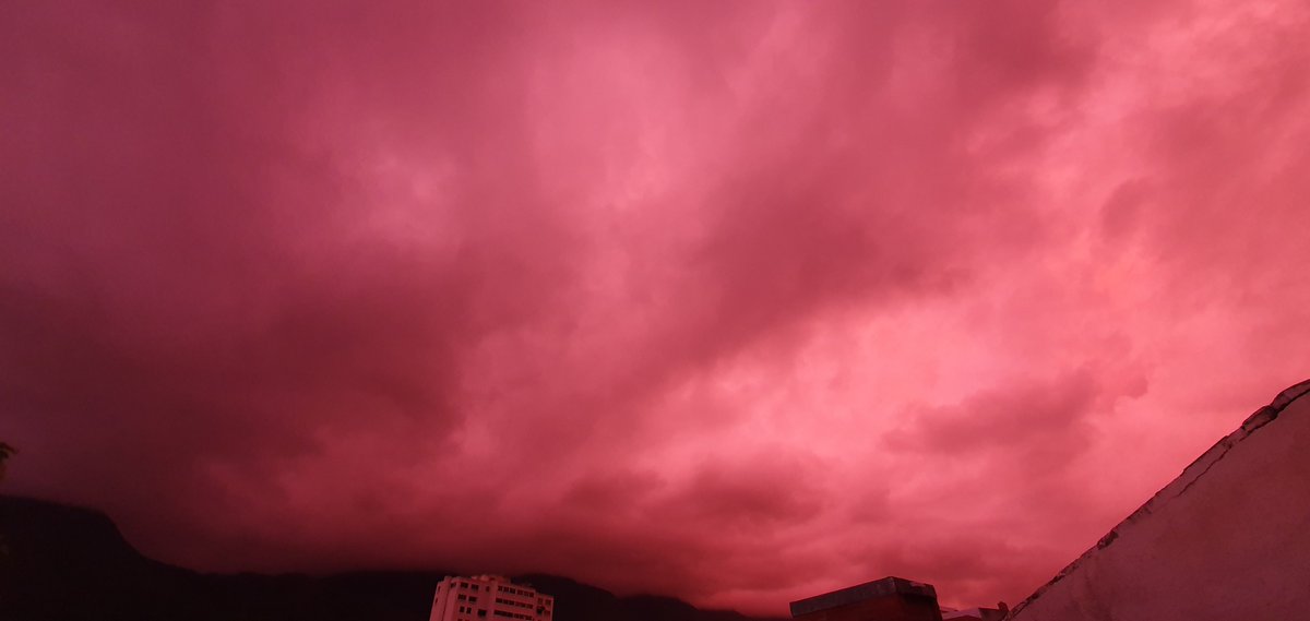 eldiario's tweet photo. #30Jun | Usuarios de las redes sociales compartieron imágenes de un atardecer rojizo en Caracas. En otras fotografías también se observan tonos morados. https://t.co/9aWrfMeuQm
