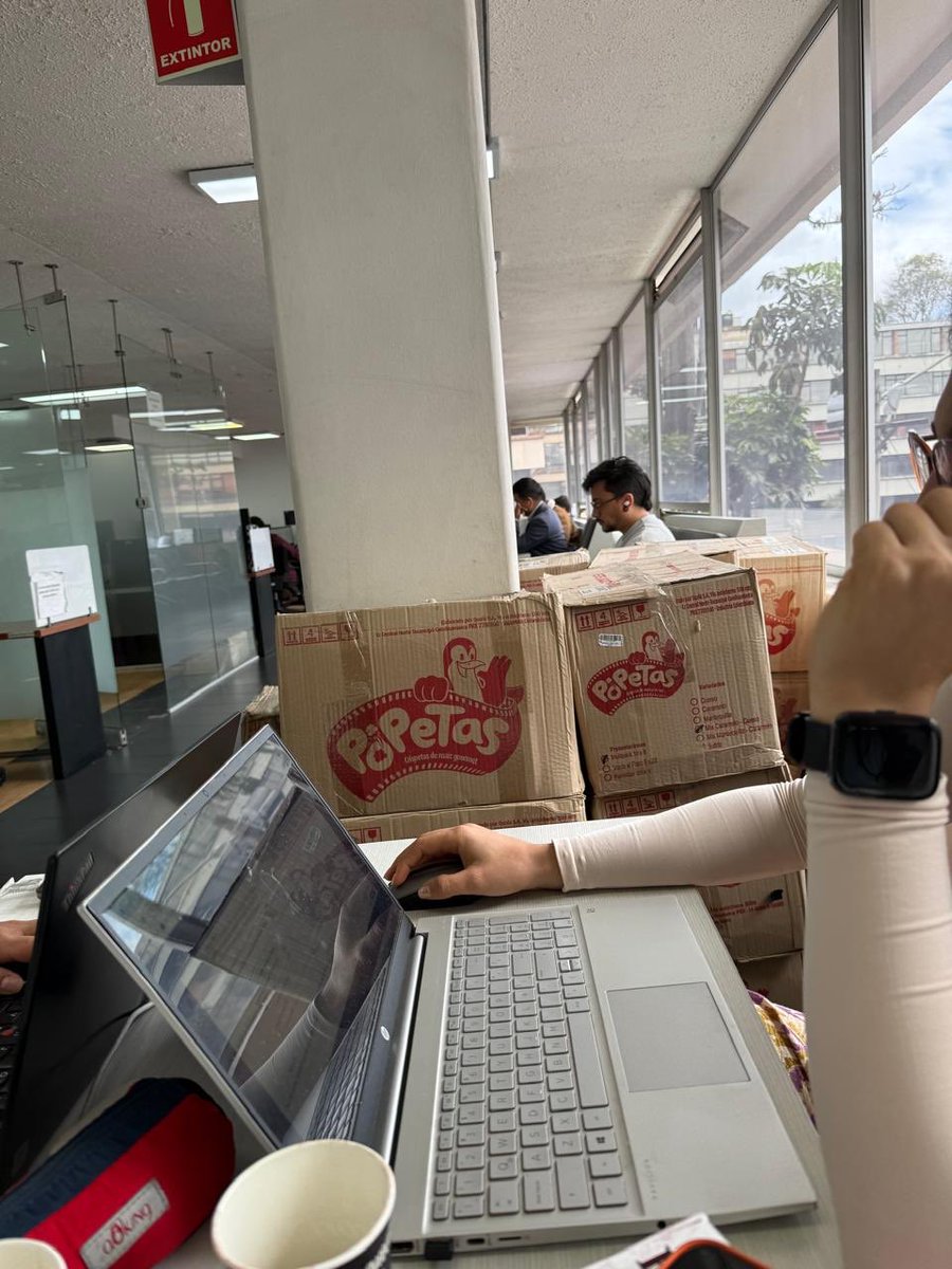 indadangond's tweet photo. Atención @PGN_COL, @CGR_Colombia y @FiscaliaCol. La imagen de funcionarios de la @AgenciaTierras trasladando cajas con documentos exige una actuación inmediata.
Ordenen medidas de aseguramiento y custodia de los archivos para evitar cualquier eventual ocultamiento, 👉 https://t.co/QYUAV2d9gg