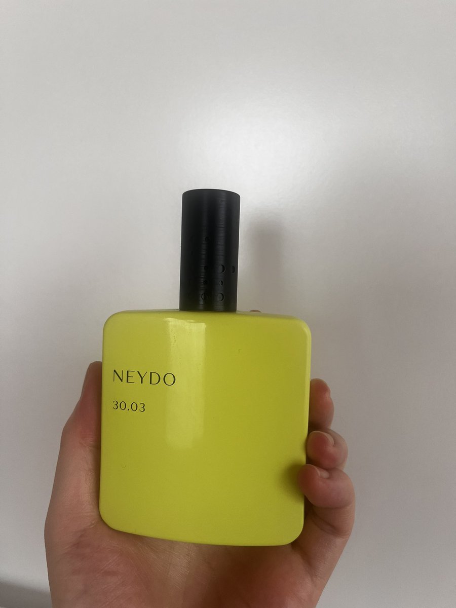 mico_ron77's tweet photo. 今日の香水はエイリアンフルーツ。
生搾りのジュースのようなフレッシュな香りに元気をもらえる！
トロピカルで肌のせするとまろやかな甘さががある。
かの昔エスカーダのトロピカルパンチに恋をしてからやっぱり南国フルーツが好きなんだなと実感する🥭🏝️ https://t.co/KrpTDewvG4