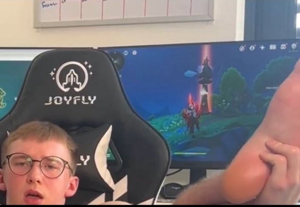 jessoares0's tweet photo. Qual jogo é aquele ali atrás https://t.co/KtMbVmX9RC