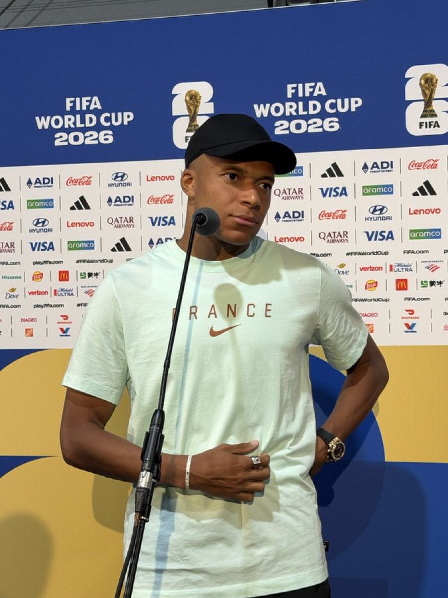 ActuFoot_'s tweet photo. 🚨 Kylian Mbappé 🇫🇷 : « Je ne regarde pas le classement des buteurs.

JE SUIS PERSUADÉ QUE MESSI 🇦🇷 VA ENCORE MARQUER DES BUTS ! » 🐐

🎙️ @IliesPeeters https://t.co/GApy99Ik0M
