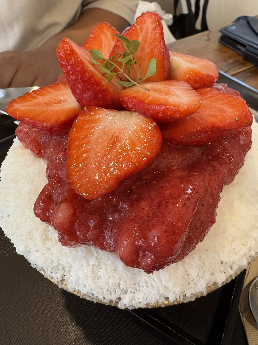 unagi1419's tweet photo. 韓国のかき氷🍧美味しすぎる🍧
#韓国
#かき氷
#美味しいかき氷
#美味しいパン
#美味しい食べ物
#サッカーＷ杯日本代表 https://t.co/6EojcNhFxg