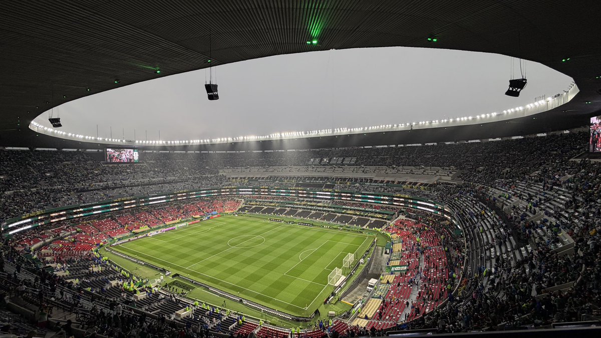 sopitas's tweet photo. 🚨 OFICIAL🚨

El inicio del México 🇲🇽 vs 🇪🇨 Ecuador ha sido retrasado por tormenta eléctrica en el Estadio Ciudad de México https://t.co/rrMQosjtu9