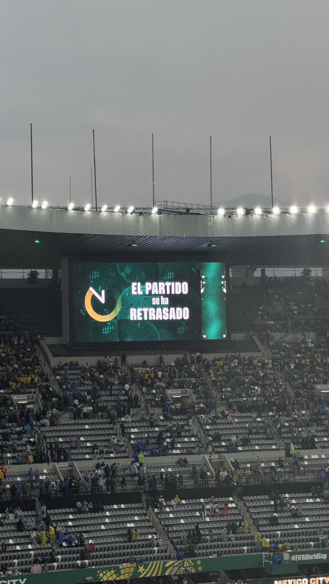 sopitas's tweet photo. 🚨 OFICIAL🚨

El inicio del México 🇲🇽 vs 🇪🇨 Ecuador ha sido retrasado por tormenta eléctrica en el Estadio Ciudad de México https://t.co/rrMQosjtu9