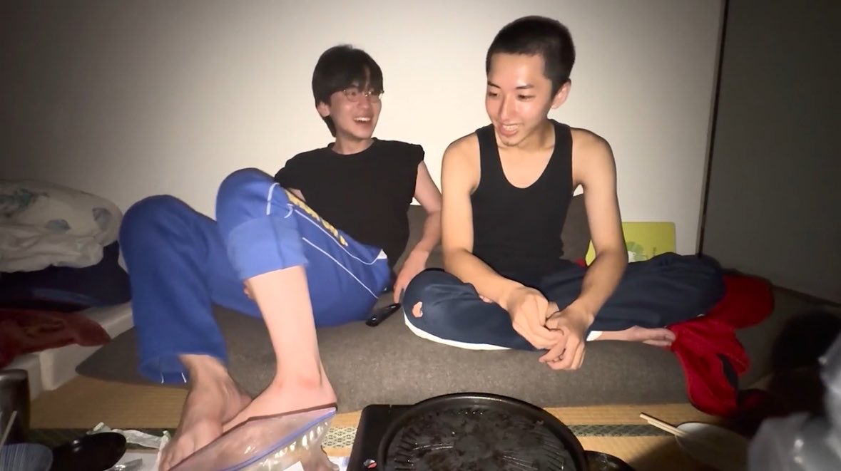 onilv_luckypool's tweet photo. 久しぶりにみました~
散らかった部屋で焼肉とか、
穴あきジャージとか、
飾らない2人もとても良くて~ 🤲🏻🫧
おはよ🍉
#おにラブ https://t.co/0TsIIBhA1e
