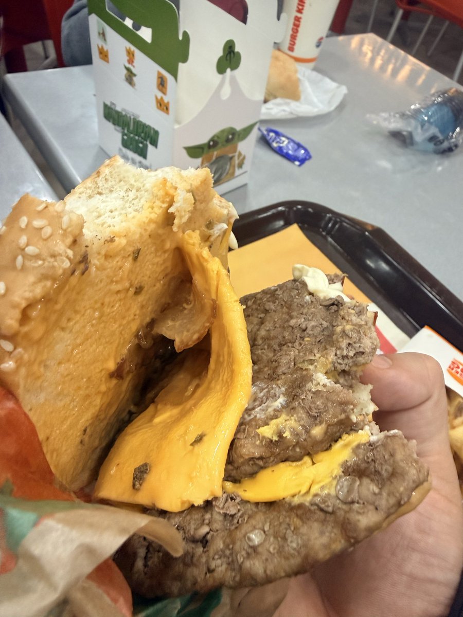 ca3sar_'s tweet photo. Yo se que normalmente no es como en la foto la hamburguesa @BurgerKing_Py , pero esto ya es el colmo, un engaño a la gente, @sedecopy a conocimiento. Mega stacker a 56.500 Gs. Expectativa vs. realidad https://t.co/HHuwA8wj1N