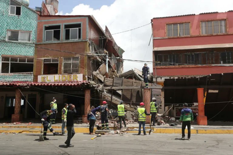 teleSURtv's tweet photo. 🚨 🇨🇱🇻🇪 Colo-Colo organiza partido benéfico para Venezuela tras terremotos.

🔴 El presidente Aníbal Mosa confirmó la iniciativa. Buscan recaudar fondos para las familias afectadas, poniendo el equipo y estadio a disposición. Un gesto de solidaridad deportiva. ¿Qué otras acciones te inspiran? 

#teleSUR #Chile #Venezuela  

https://t.co/JEZLYnKnRy