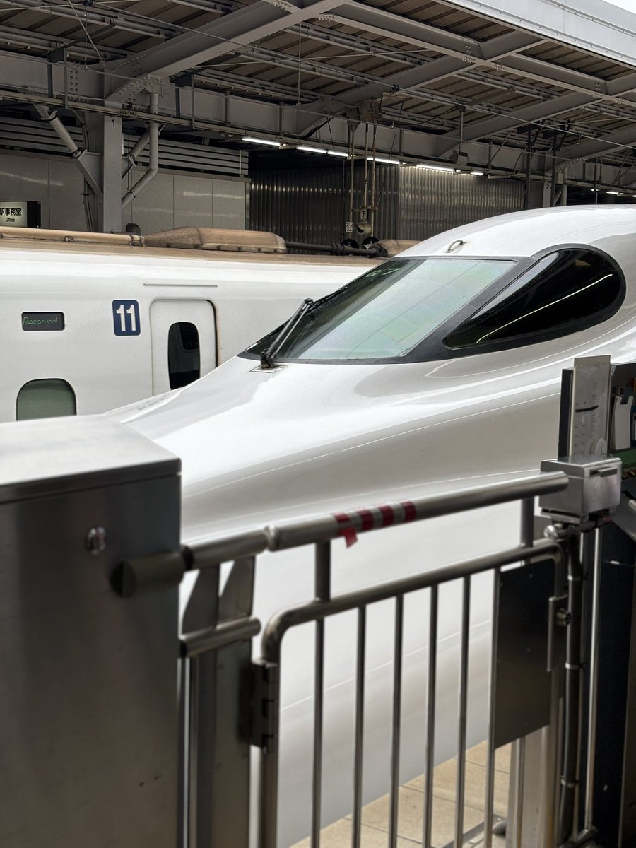 momocomputer's tweet photo. 日帰り群馬出張！
東京からまた新幹線に乗るのが新鮮じゃよ

ということで朝弁当は、番匠本店さんの「ふくいサーモン炊き込みめし」！

美味しいけど…
炊き込みの宿命か、ご飯に炊きむらがあり、硬い部分はかなりカチカチなので、好みは別れそう

あと鮭に骨が残ってたので、そこは気をつけてほしいな https://t.co/TWxU9Oqm17