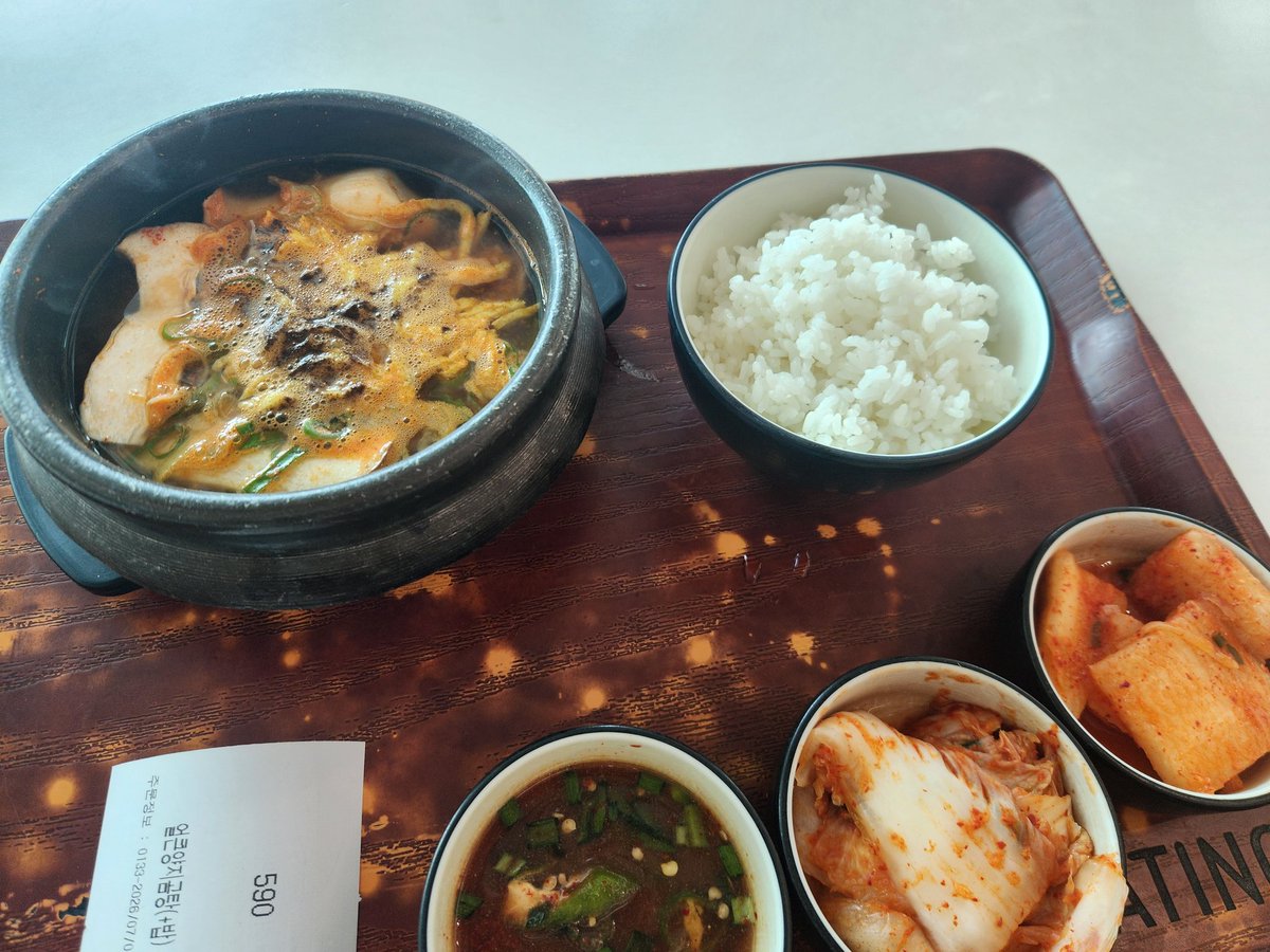 parmu0509's tweet photo. 昨日の夕食のタッカンマリと夜食の豚丼と朝飯のコムタンスープ
空港のウォーターサーバーの紙コップ意味わからん形してて草 https://t.co/FFfNbIN00h