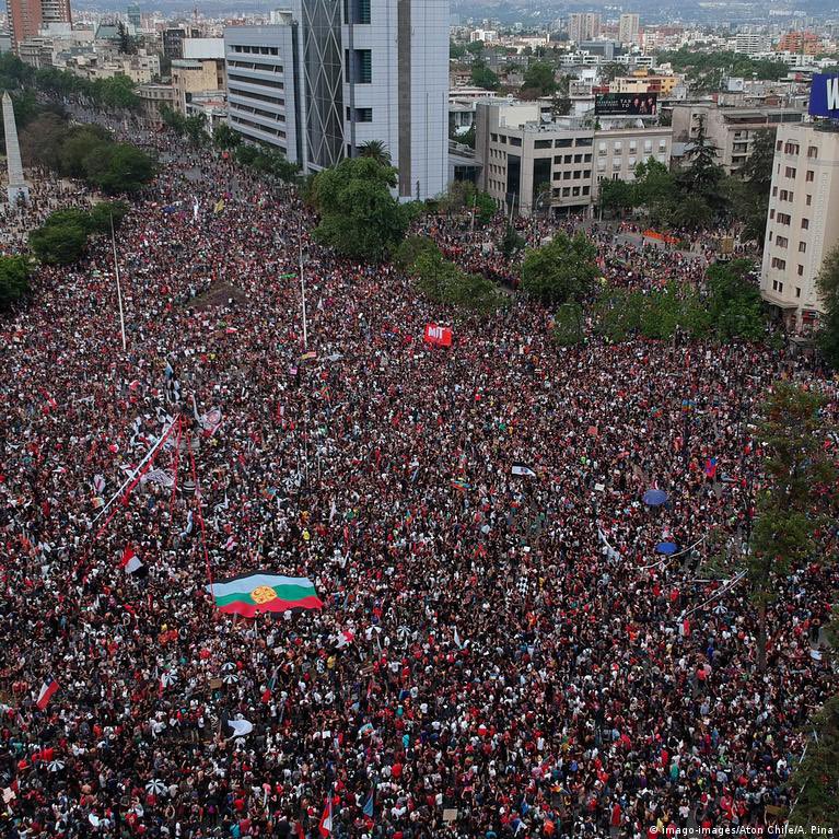 mayeuticaMatter's tweet photo. ⚠️ Por qué el ciudadano común vive explotado y los parlamentarios no marcan tarjeta ni rinden horas?
Trabajadores con 52 hrs q anuncia el hdpta, pero los políticos no tienen horario fijo ¡Basta de usufructuar del Estado! Q cumplan como todos.
#CortenElWebeo 🔥#kastdestruiráchile https://t.co/VzZApBhcyg
