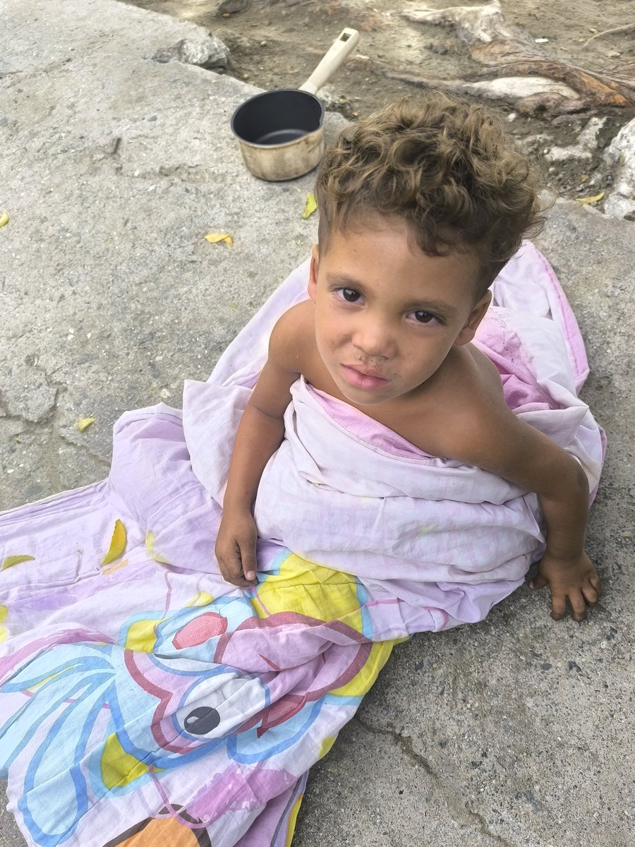 rdavidgoncalves's tweet photo. Una sonrisa de un ángel ante una tragedia https://t.co/uFLno2eQ42