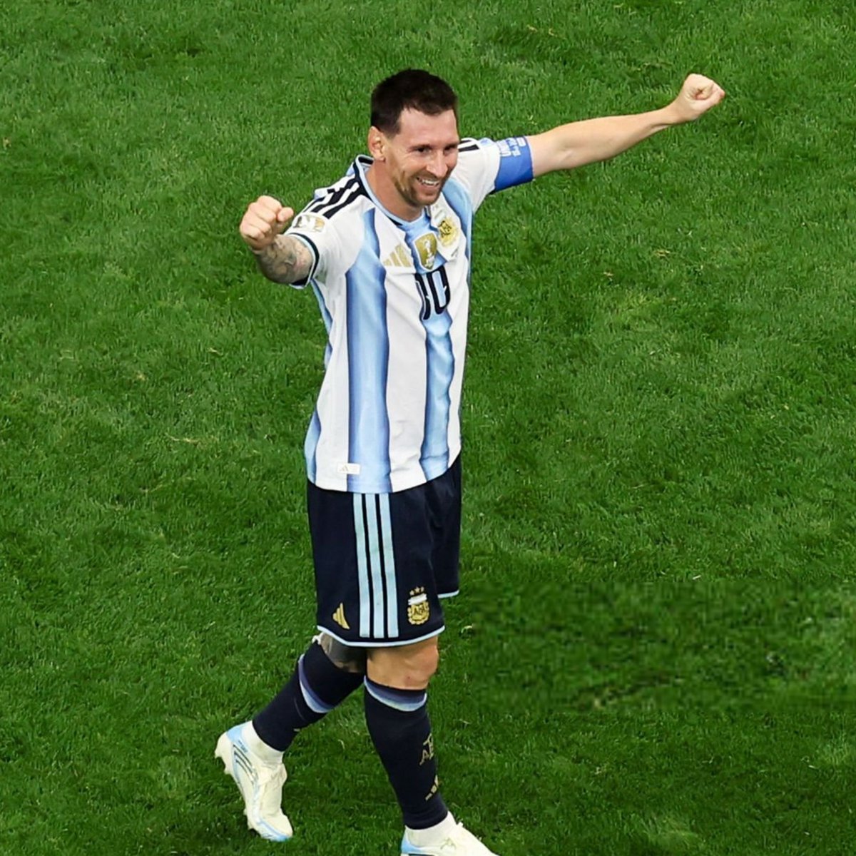 lnstantFoot's tweet photo. 🚨 Kylian Mbappé 🇫🇷 : "Je ne regarde pas le classement des buteurs.

JE SUIS PERSUADÉ QUE MESSI VA ENCORE MARQUER." 🐐🇦🇷

(@IliesPeeters) https://t.co/3ejmCgZenk