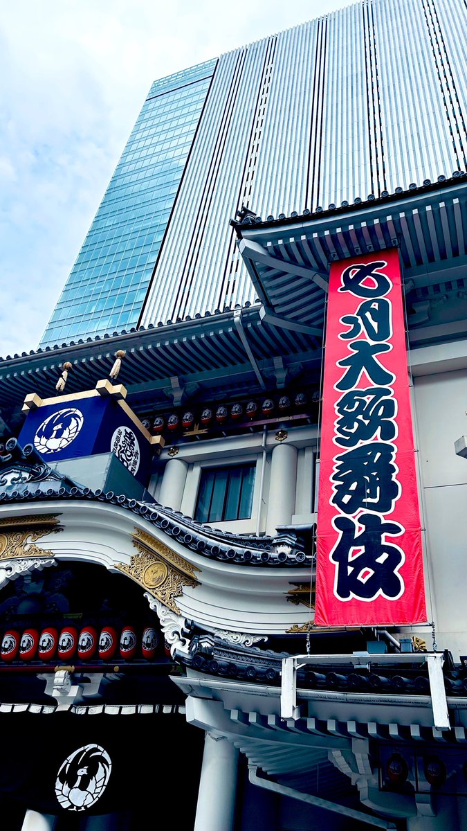 ClubSima55's tweet photo. ニューヨークから友人親子が来日するので、日本的な場所を友人といろいろ下見❗️浅草、歌舞伎座、増上寺と東京タワー🗼
「浅草むぎとろ本店」の平日限麦トロバイキング(1650円）は、偶然おばさまに場所を聞かれて、私たちも行ってみようということになった❗️予約不可だけど、20分くらい待って入店。😅👍 https://t.co/acXD7HV7GB