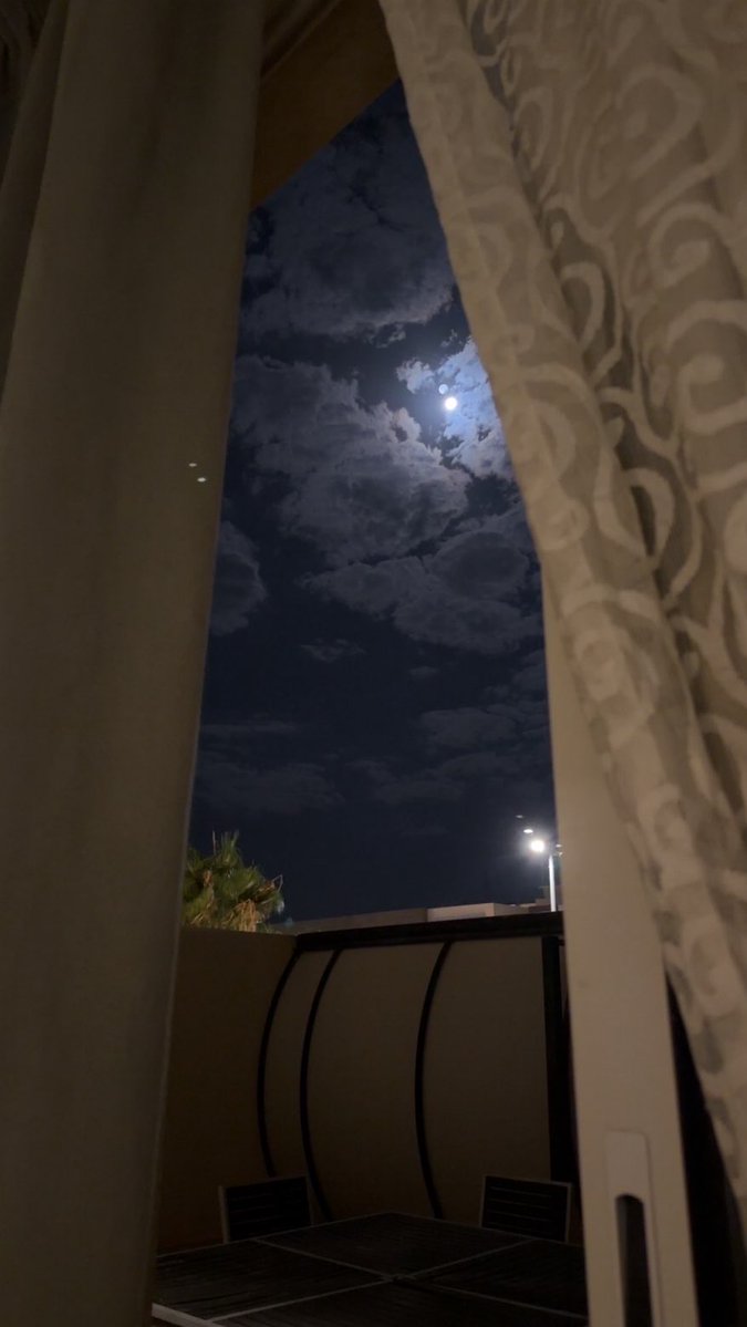qall77's tweet photo. مثل القمرا تخاطفها السحايب 
ضيّها واضح و المسافه بعيده
#قمرا https://t.co/5GAZVUSusE