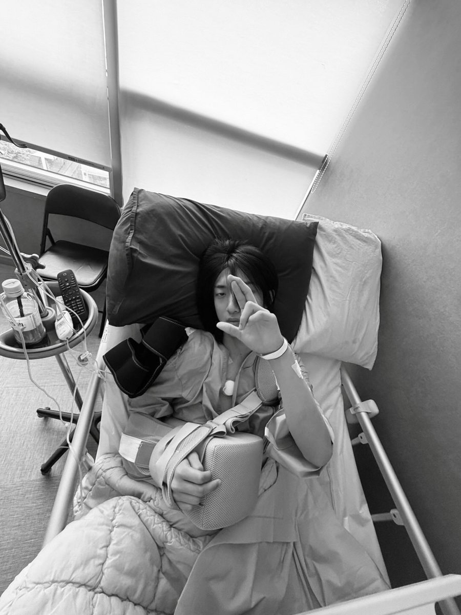 ejehthang's tweet photo. even on that hospital bed he's putting up the lngshot sign my woojinie 😭😭 please take all the time you need to rest &amp; recover well 🥺🤍 https://t.co/TeQL1XhCfb