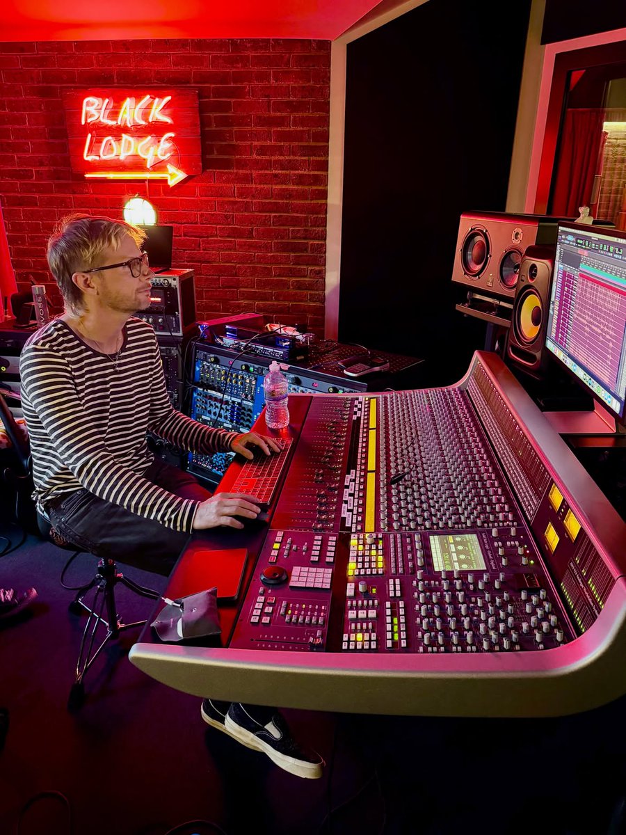 reedoedeer's tweet photo. photos of dom and chris working on the wow! signal! https://t.co/6T1GAKRCLd