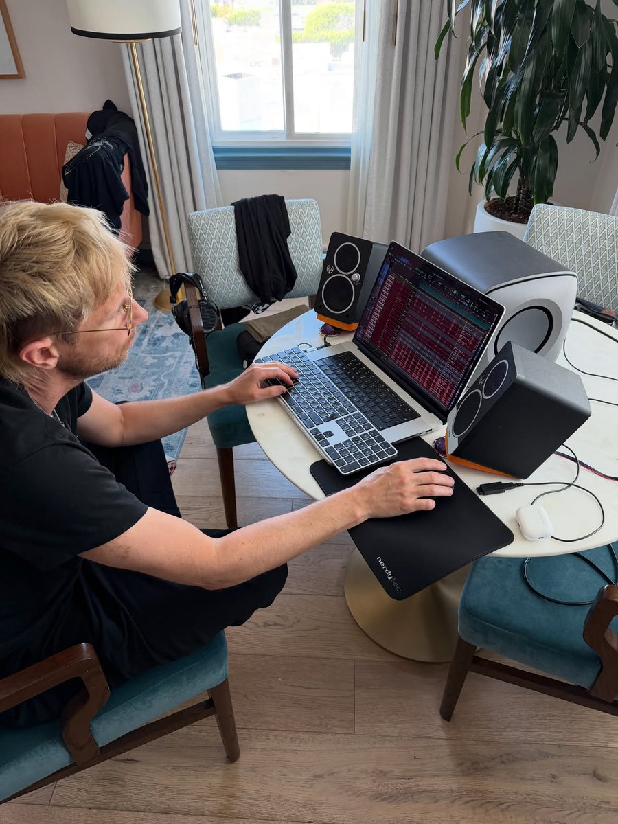 reedoedeer's tweet photo. photos of dom and chris working on the wow! signal! https://t.co/6T1GAKRCLd