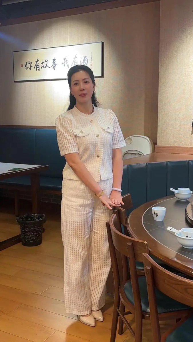 tiehan888's tweet photo. 退休、离婚、女儿出嫁后，我开了这个酒馆。
酒馆不大，两个厨师一个小妹加上我总共只有4个人。
你们看过一个日本的电影叫做@meshiya 的吗？我的小酒馆有点像那样，也是总有深夜来买醉的人。 https://t.co/aZQtwmoEZJ