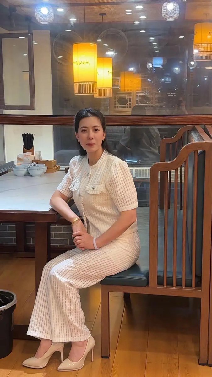 tiehan888's tweet photo. 退休、离婚、女儿出嫁后，我开了这个酒馆。
酒馆不大，两个厨师一个小妹加上我总共只有4个人。
你们看过一个日本的电影叫做@meshiya 的吗？我的小酒馆有点像那样，也是总有深夜来买醉的人。 https://t.co/aZQtwmoEZJ