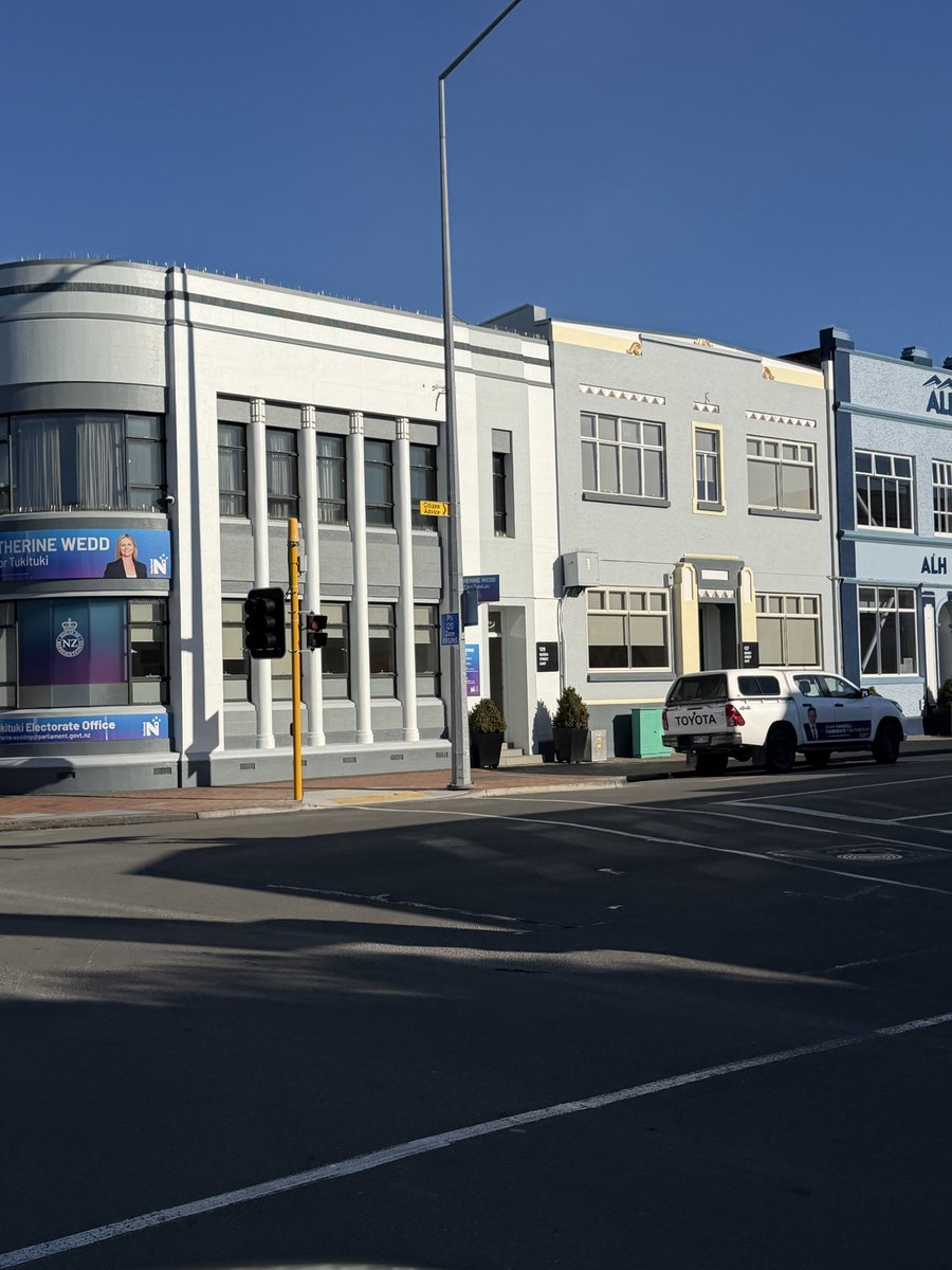 man0fseven's tweet photo. Rumours seem to be true that NZ First have done a deal with National in the Tukituki electoral seat. This photo taken today outside the National Party Hastings office. https://t.co/3P3KUnOqtG