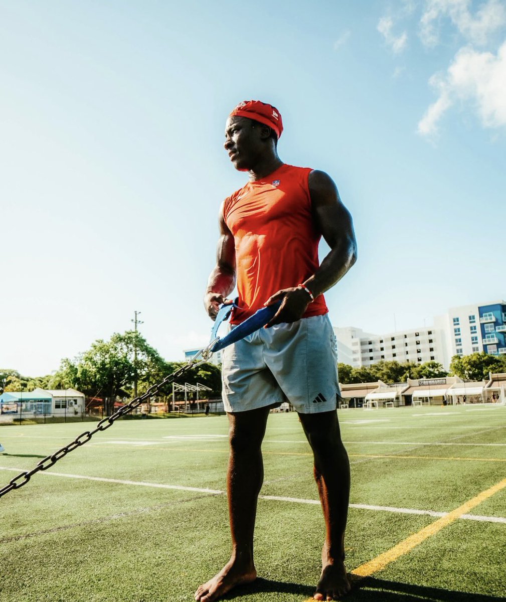 SleeperChiefsKC's tweet photo. #Chiefs rookie RB Emmett Johnson looking shredded for training camp 💪

Via (@Emmett10Johnson) https://t.co/dvlKdhCGjo