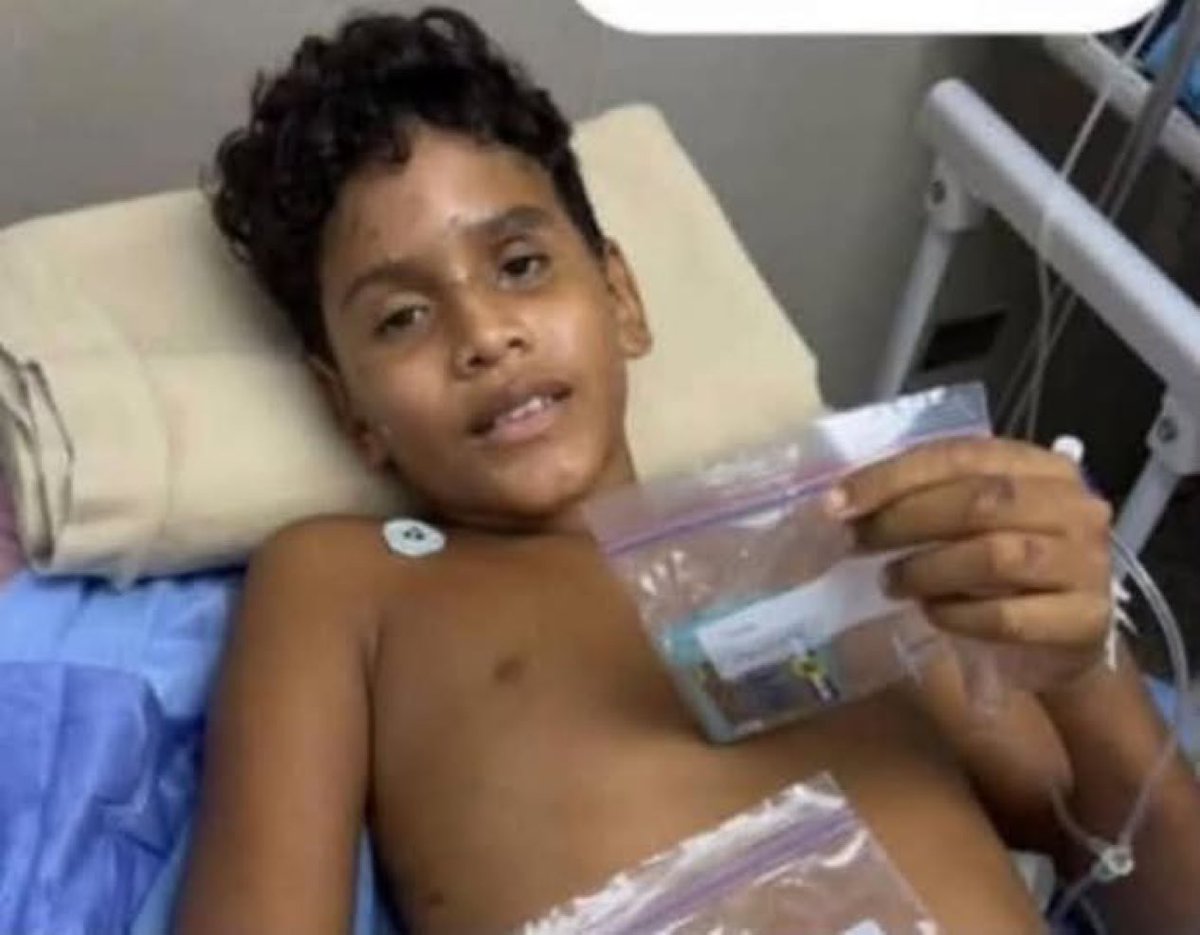 arielipillo's tweet photo. ‼️ El niño Andrés Mieles fue rescatado del terremoto del pasado miércoles 24 de junio donde perdió a toda su familia y le amputaron su pierna.

Lo único que pide es la lámina de Cristiano Ronaldo si alguien la tiene y se la puede regalar, puede llevarla al hospital Miguel Pérez Carreño en La Yaguara, Caracas.

Etiqueten a @Cristiano , para que lo ayude y le cumpla su sueño a este pequeño héroes