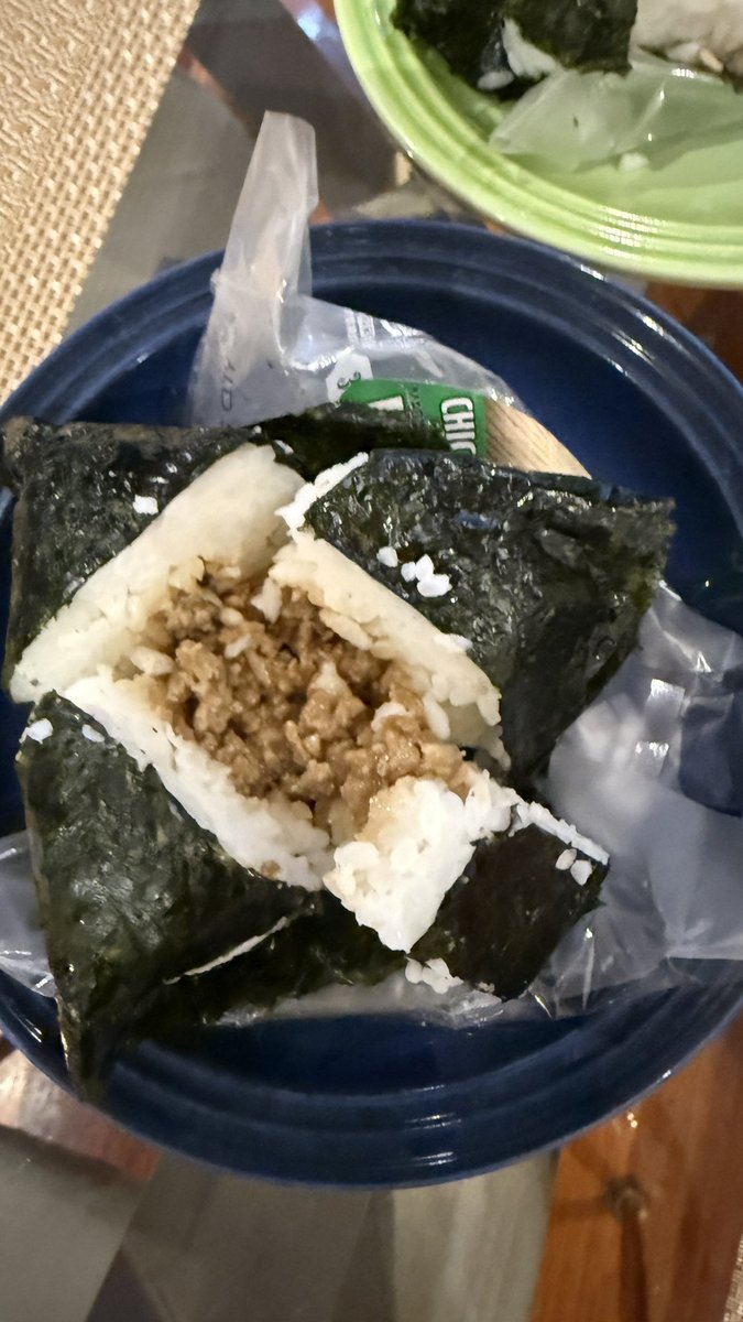 access_tour's tweet photo. ローソンおにぎり食べくらべ！
5種類のうち3種類しかなかったのでこちらで。。。具は美味しいけれど、ご飯が冷蔵庫に一晩置いちゃった硬いご飯‼︎日本のコンビニ冷蔵庫ってきっと温度が絶妙なんだろうな、、、 https://t.co/gbSCJcTKOU