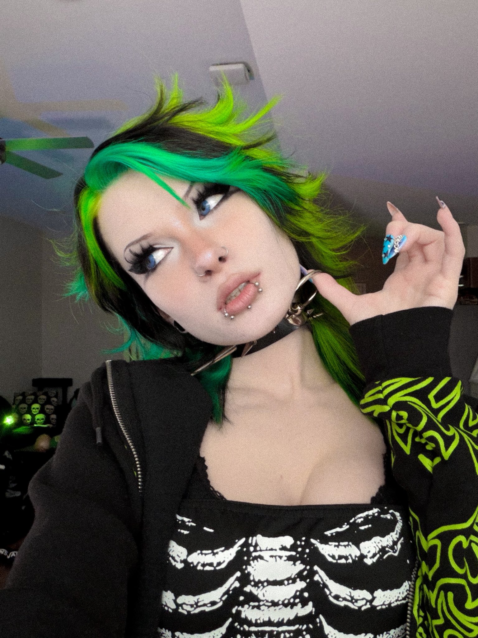 2 pic. Oh yeah! I dyed my hair! https://t.co/mfnAgabIlp