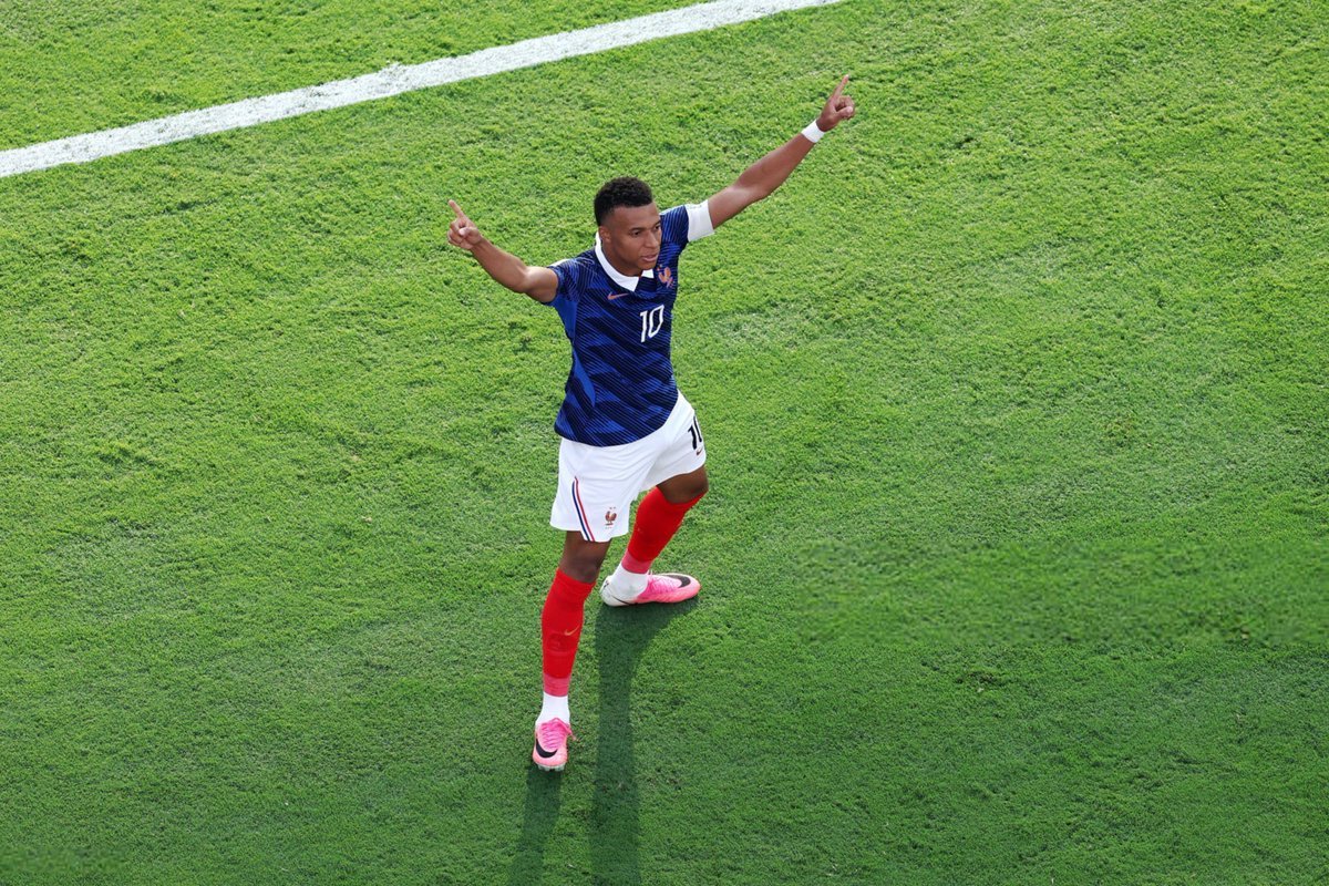Graciouszs's tweet photo. 🤹🏾‍♂️🇫🇷 6 goals, 2 assists in 4 games at the 2026 World Cup. Kylian Mbappé show. 👑 https://t.co/Moh0IxYpAX