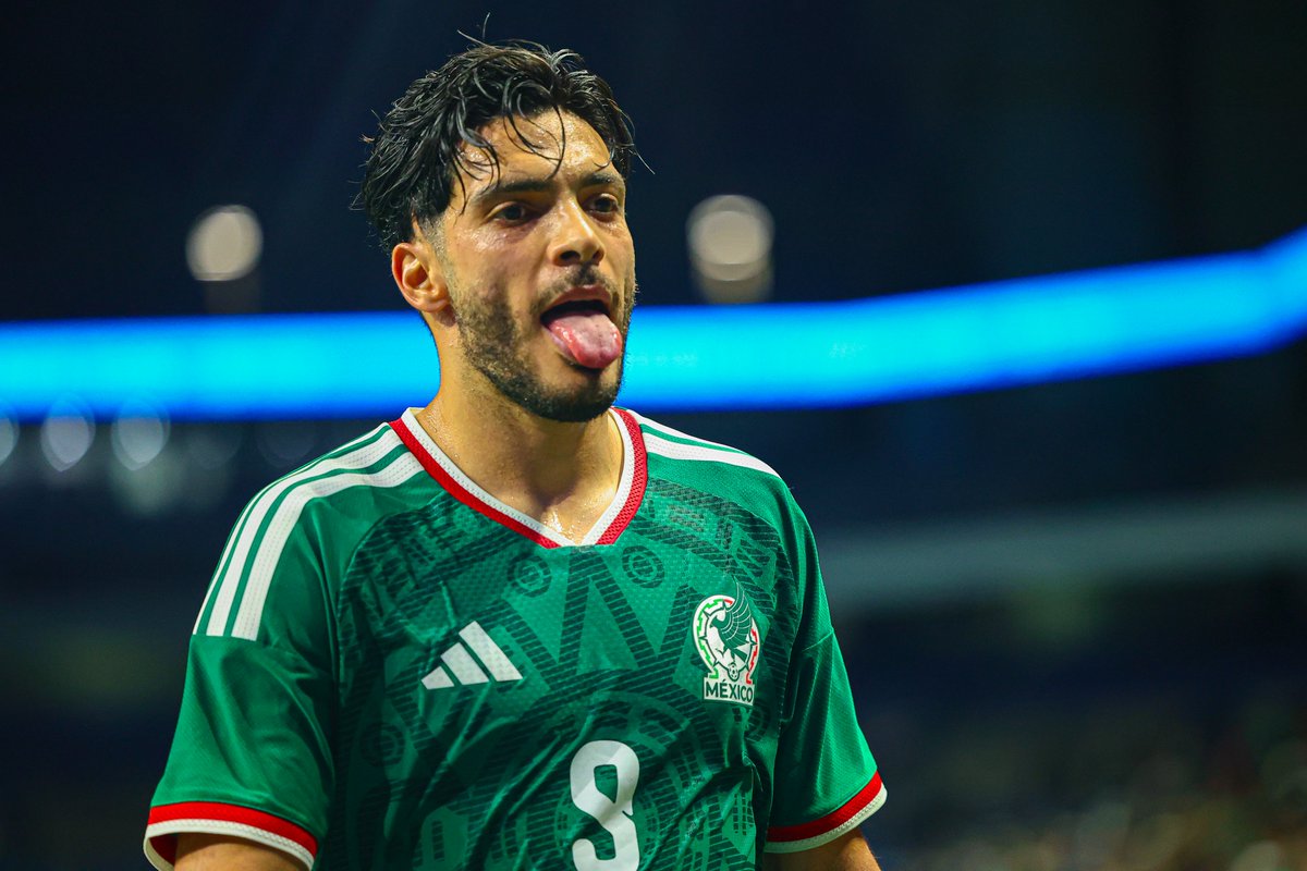 Underdog's tweet photo. Mexico-Ecuador in a delay due to inclement weather on Tuesday https://t.co/uWgP2zOjvi
