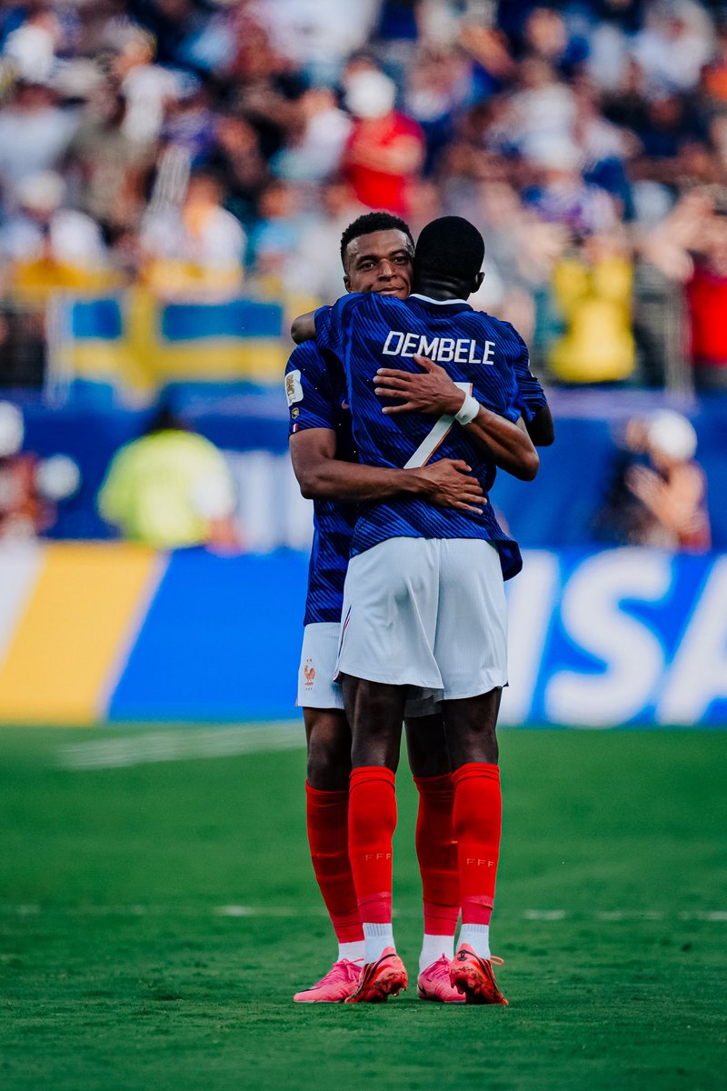 KMbappe's tweet photo. On continue notre chemin, tous ensemble !!!! 🇫🇷💪🏽 https://t.co/4PG2vWVOKq