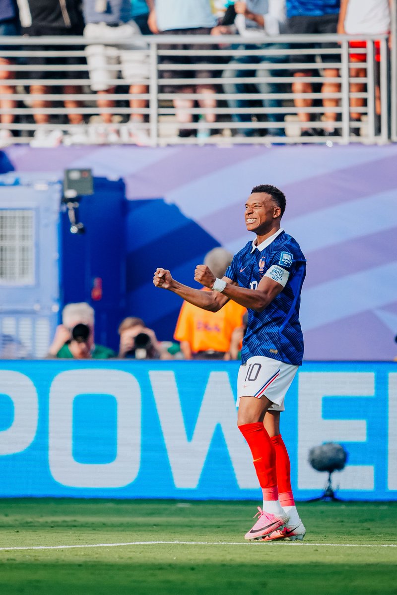 KMbappe's tweet photo. On continue notre chemin, tous ensemble !!!! 🇫🇷💪🏽 https://t.co/4PG2vWVOKq