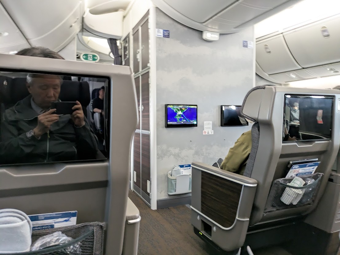 Tokyonobo's tweet photo. For this trip to Hokkaido, I flew to Sapporo on the first day, then took the JR train to Asahikawa, where I stayed overnight. I did this to fulfill my wife's wish to fly in first class at least once. The photos show the in-flight meal and the seats. https://t.co/i6TlVdUeYB
