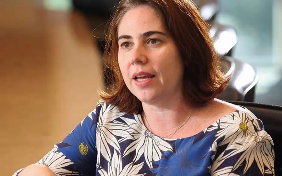 are_cruzmaltina's tweet photo. 🚨 | RENUNCIOU!

A interventora judicial Samantha Mendes Longo apresentou sua renúncia ao comando provisório da Vasco SAF, apenas seis dias após ser nomeada. Segundo a petição, a decisão ocorreu em razão de um “fato grave” envolvendo sua segurança.

O parecer encaminhado ao Judiciário informa que a Diretoria Executiva permanece conduzindo as atividades da SAF, mas aponta problemas de governança, registros incompletos das reuniões do Conselho de Administração e necessidade de aperfeiçoar os controles internos.

Como encaminhamento, Samantha sugeriu a instauração imediata de uma mediação entre o CRVG, a 777 e os potenciais compradores da SAF, com o objetivo de destravar as negociações. Agora, caberá à Justiça definir os próximos passos da intervenção.

📰 | @AVascainos