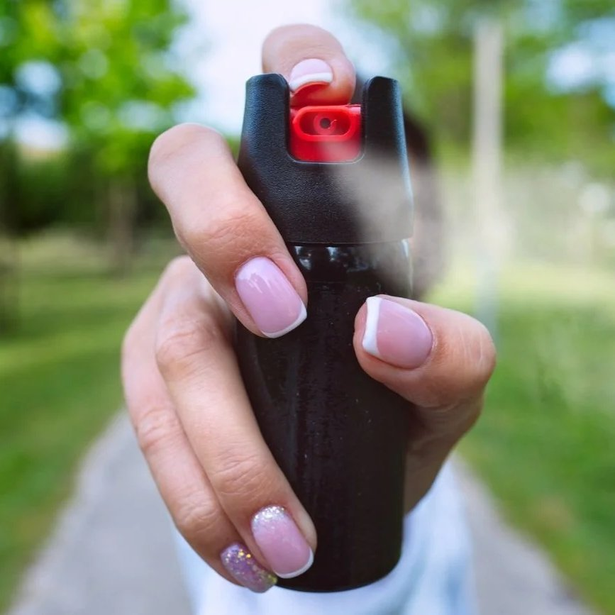 republiqueBRA's tweet photo. 🌶️ 💥 Senado APROVA projeto que autoriza a venda e a posse de spray de pimenta por mulheres acima de 16 anos como medida de defesa pessoal. https://t.co/dKclO0JOQA