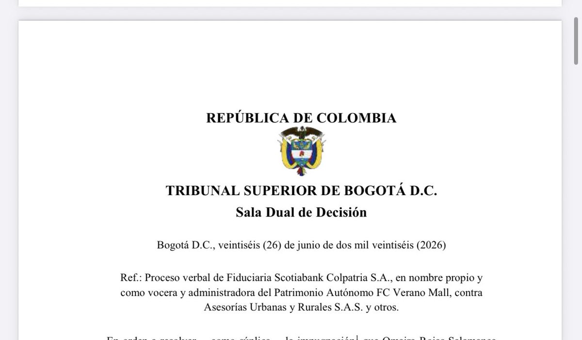 jairoparrac's tweet photo. NOTIFICACIÓN ELECTRÓNICA, ENLACES Y TRASLADO DIGITAL EN LA LEY 2213 DE 2022. TSB: La decisión sostiene que la notificación electrónica no depende de que se utilice una única dirección de correo. Lo relevante es que el mensaje llegue a un canal electrónico usado por la persona que debe ser notificada.

También precisa que nada impide remitir la documentación mediante enlaces. La Ley 2213 no exige que todos los archivos estén incorporados en el cuerpo del mensaje, ni que el destinatario abra, descargue o consulte efectivamente cada documento. En entornos digitales, especialmente cuando la información es extensa o pesada, el uso de enlaces es una herramienta razonable y compatible con la finalidad de modernización del proceso.

Además, el Tribunal recuerda una diferencia importante. Una cosa es la notificación y otra el traslado. Por eso, un eventual problema de acceso a algunos documentos no convierte automáticamente la actuación en una indebida notificación.

Estoy de acuerdo con que la tecnología y el volumen de la información hacen razonable que los documentos se remitan por enlaces. No tendría sentido exigir que todo se cargue materialmente dentro del correo. 

Ahora bien, esa regla no puede entenderse de manera puramente formal. Si hay problemas con el traslado, debe analizarse si la irregularidad afectó realmente el derecho de defensa. No todo defecto genera nulidad, pero tampoco puede ignorarse cuando impide conocer adecuadamente la demanda, las pruebas o ejercer en forma correcta la contradicción —⬇️⬇️—