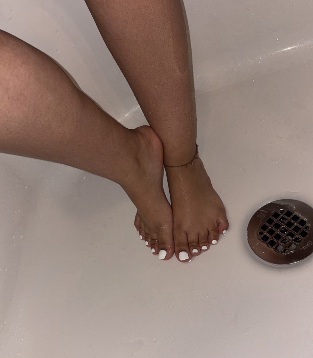 Maripossaa0's tweet photo. My pretty princess feet 
•
•
•
•
•
•
•
•
•
•
•
•
•
•#footfetısh #diamondkitty #feetworshi̇p #wetfeet #content #digitalcreator https://t.co/zZvduOmg2W