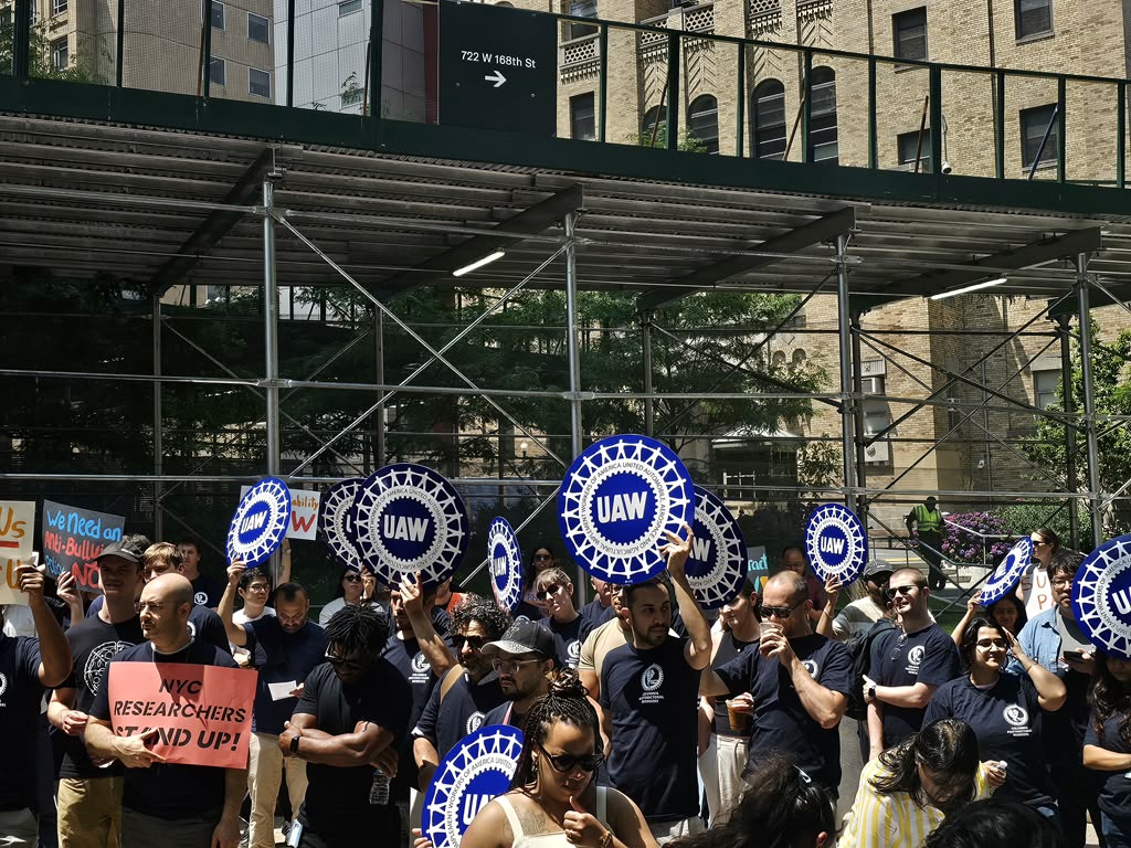 CPWUAW's tweet photo. 200 researchers and allies rallied today before our contract expires to send a clear message to Columbia: We need a fair contract now! ✊ 

Thank you for standing with us @claireforny, @bradlander, and @darializaforny!
@UAWRegion9A @uawhighered #unionstrong https://t.co/KxWmuus8li