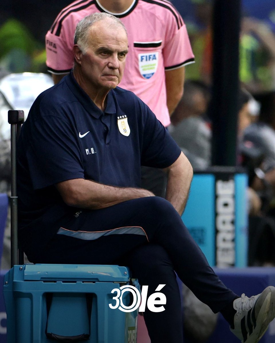 DiarioOle's tweet photo. El exceso de información, uno de los problemas que los jugadores de Uruguay les incomodaba sobre Bielsa 🇺🇾🤯

🗣️ "Hablé con los jugadores para que expresaran lo que sentían y me digan lo que les incomodaba de las formas de mi trabajo. Una de las cosas fue el exceso de información"

🗣️ "Este es un problema que vivimos todos en la actualidad, en el fútbol aún más. Reduje sensiblemente la cantidad de información a entregar. Se redujo todo a más de la mitad"

🗣️ "Si los jugadores dicen que prefieren un descanso porque esto los satura mentalmente, no puedo ir en contra de una afirmación de ese tipo. Reduje los mensajes, los clarifiqué y los hice más accesibles. No sirvieron y dejé de hacerlos"