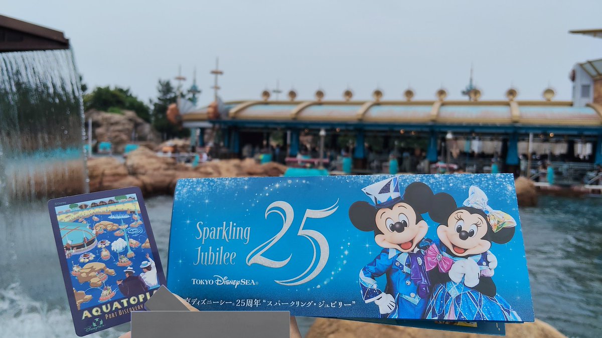 ranpu_tdr's tweet photo. 【東京ディズニーシー】
#TDR__now

アクアトピア周辺では、アクアトピアのポスターシールと本日配布開始のリーフレットが配布されています✨ https://t.co/ENGuklr8Bn