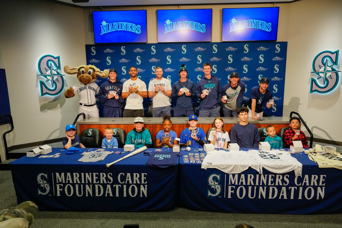 Mariners's tweet photo. Trading cards and sharing smiles 🥹

One of our favorite traditions returned as @BJW002 welcomed kids from @seattlechildren to trade their autographed cards with the squad. https://t.co/wIZdatrBWl