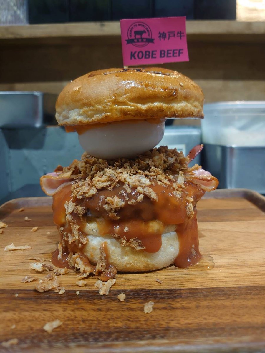 www_kyoto_'s tweet photo. Juicy Kobe beef Wagyu burger stacked with rich sauce and toppings makes Pontocho dining irresistibly satisfying ๐โจ #kyoto #pontocho #wagyu #kobebeef #burger https://t.co/s9oogqG7tU