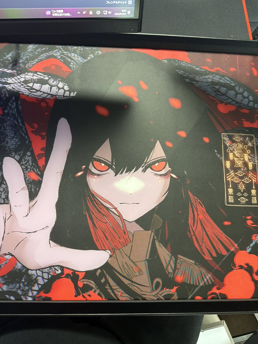 sora0G's tweet photo. という訳でバカカッコイイガラスマウスパッドデビューです。
マジで操作感違くて慣れるまで多少時間かかりそうだけど布には無かった滑りの速さがマジで理想通り https://t.co/OtrQyLv6M6