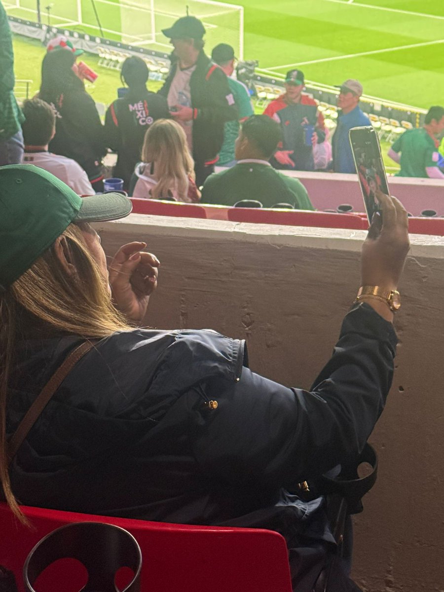 Reforma's tweet photo. La Alcaldesa de Cuautitlán, la morenista Juana Carrillo, ocupó una platea baja en el Estadio Ciudad de México, un lugar que se cotizaba hasta en 150 mil pesos para el partido de México contra Ecuador. https://t.co/U0XCJa0TIz