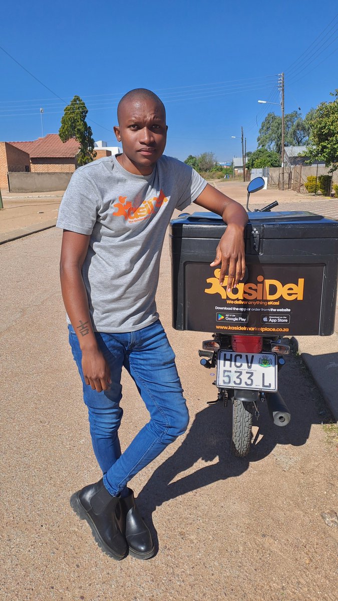 makola_lucky's tweet photo. @HermaineM I run a delivery services platform, I have 13 drivers that I hired and they are all south Africans with license to drive bikes.

I also have one. And I can drive a bike

Checkers Sixty/60 and ASAP  must abide by the rules of the country. https://t.co/JyBvSamQFi