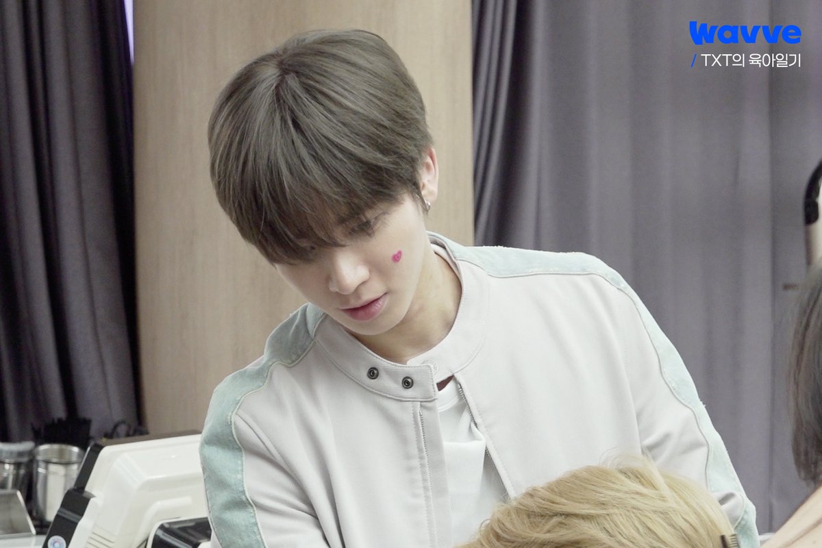 wavve_official's tweet photo. 11화 미리 보기 👀
TXT 삼촌들과 유준이의 미용실+찜질방 투어💇‍♂️
(머리 자르다 폭풍 오열한 건 안 비밀🤫)

[TXT의 육아일기] 지금 웨이브에서 독점 스트리밍 중!
JUST DIVE Wavve!🌊

#웨이브 #Wavve #TXT의육아일기 #투모로우바이투게더 #TOMORROW_X_TOGETHER
#TXT #수빈 #연준 #범규 #태현 #휴닝카이