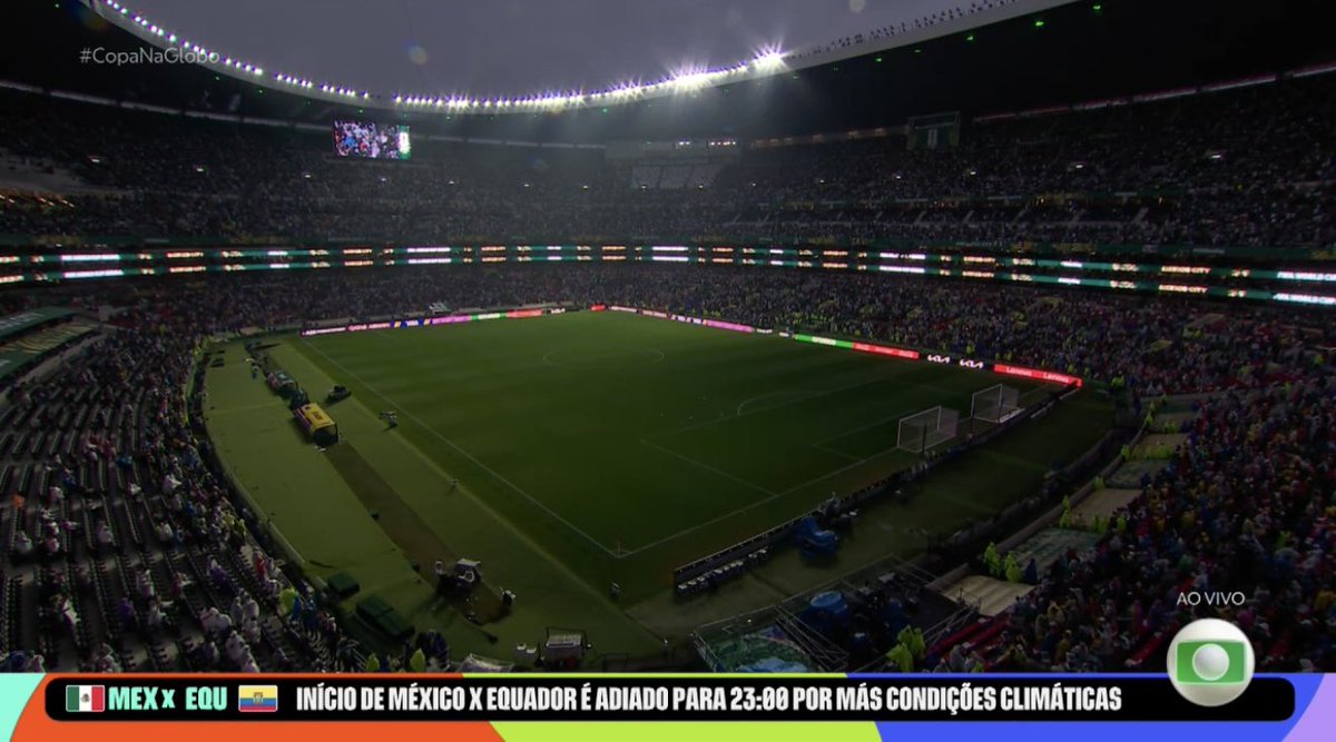 futebol_info's tweet photo. 🚨 México x Equador, que começaria às 22h, começará às 23h por conta de más condições climáticas.

📸 Reprodução/Globo https://t.co/n59YjJXZoc