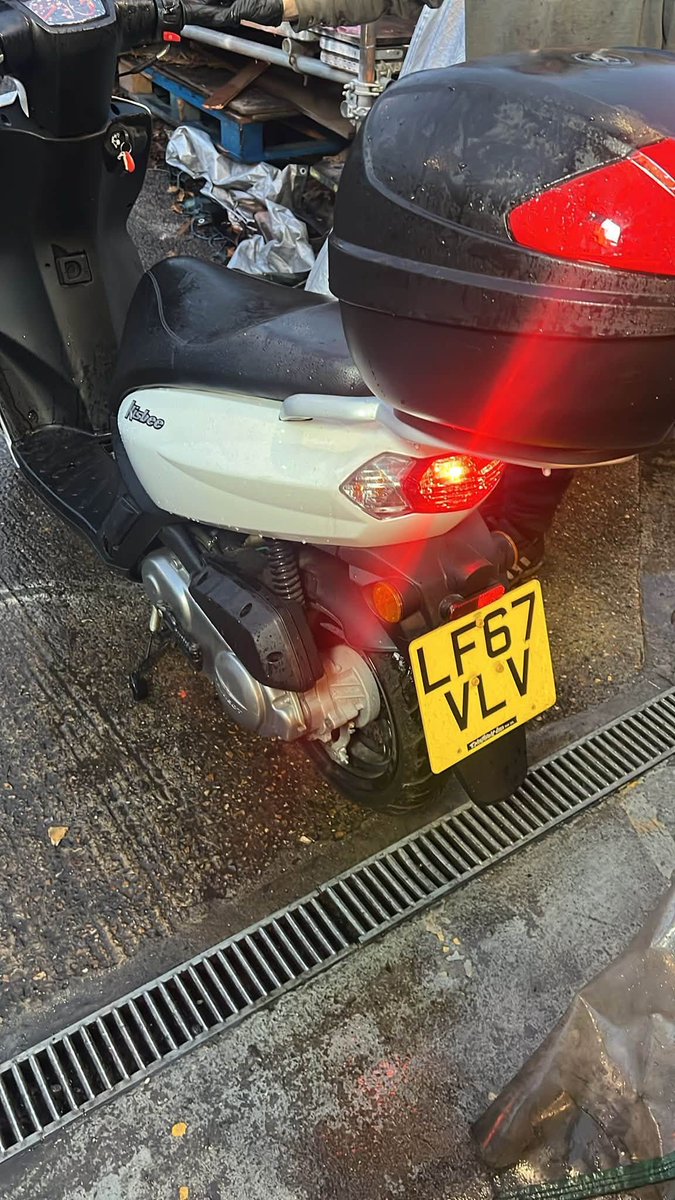 SussexIncidents's tweet photo. 🚨 APPEAL | Moped stolen at knifepoint in Northgate #Crawleyan about 10pm. A young lad was threatened and robbed of a Peugeot Kisbee. Please share and help make this moped too hot to handle. Any sightings or info call 101 or 999 in an emergency. https://t.co/t7AFwIqoHh
